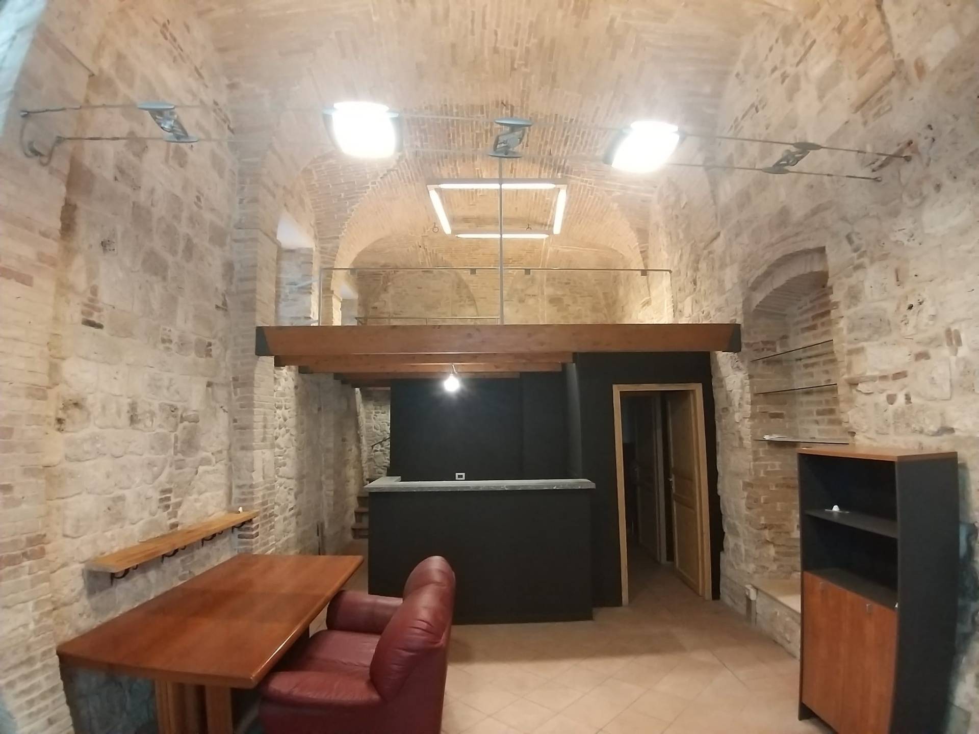 Locale commerciale in affitto a Ascoli Piceno, Centro Storico
