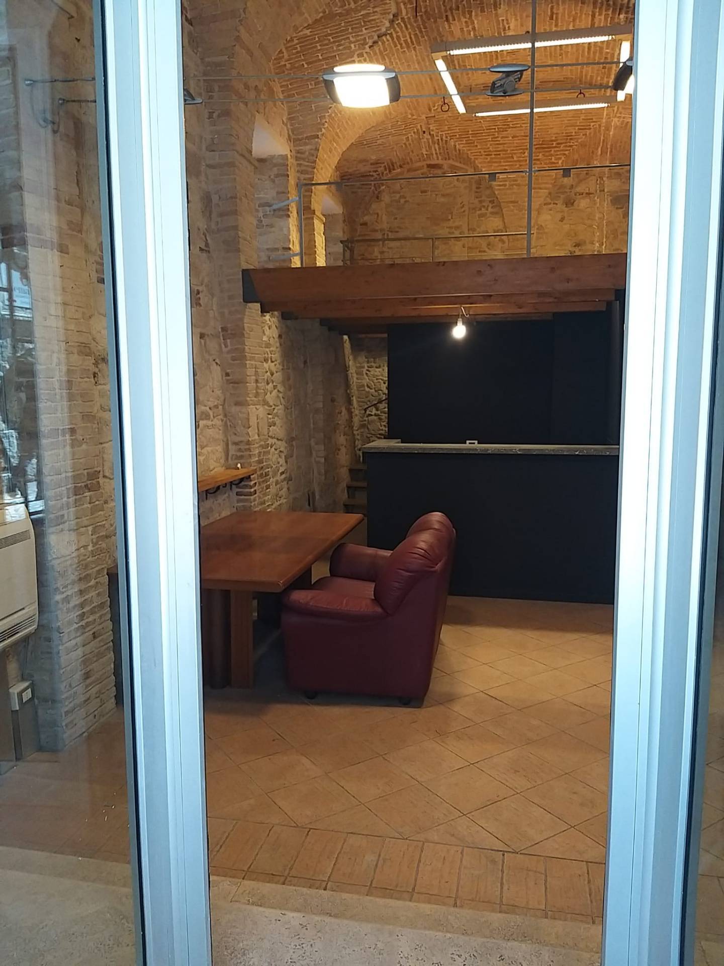 Locale commerciale in affitto a Ascoli Piceno, Centro Storico