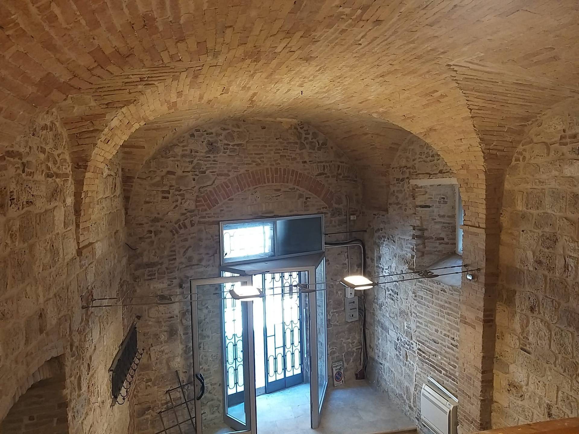 Locale commerciale in affitto a Ascoli Piceno, Centro Storico