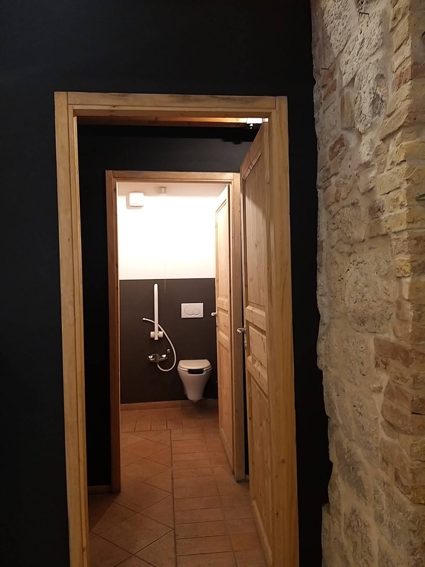 Locale commerciale in affitto a Ascoli Piceno, Centro Storico