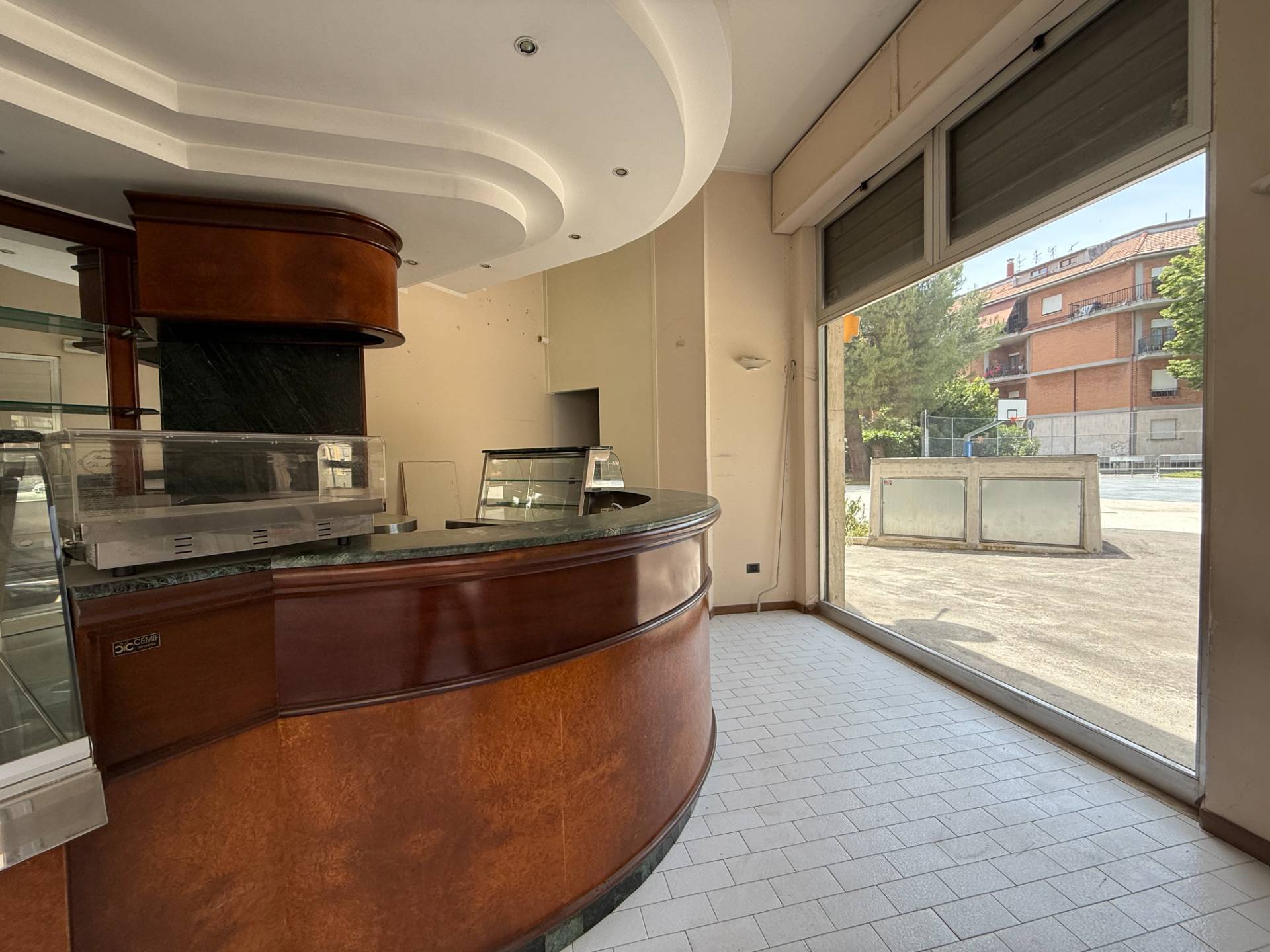 Locale commerciale in vendita a Ascoli Piceno, Campo Parignano