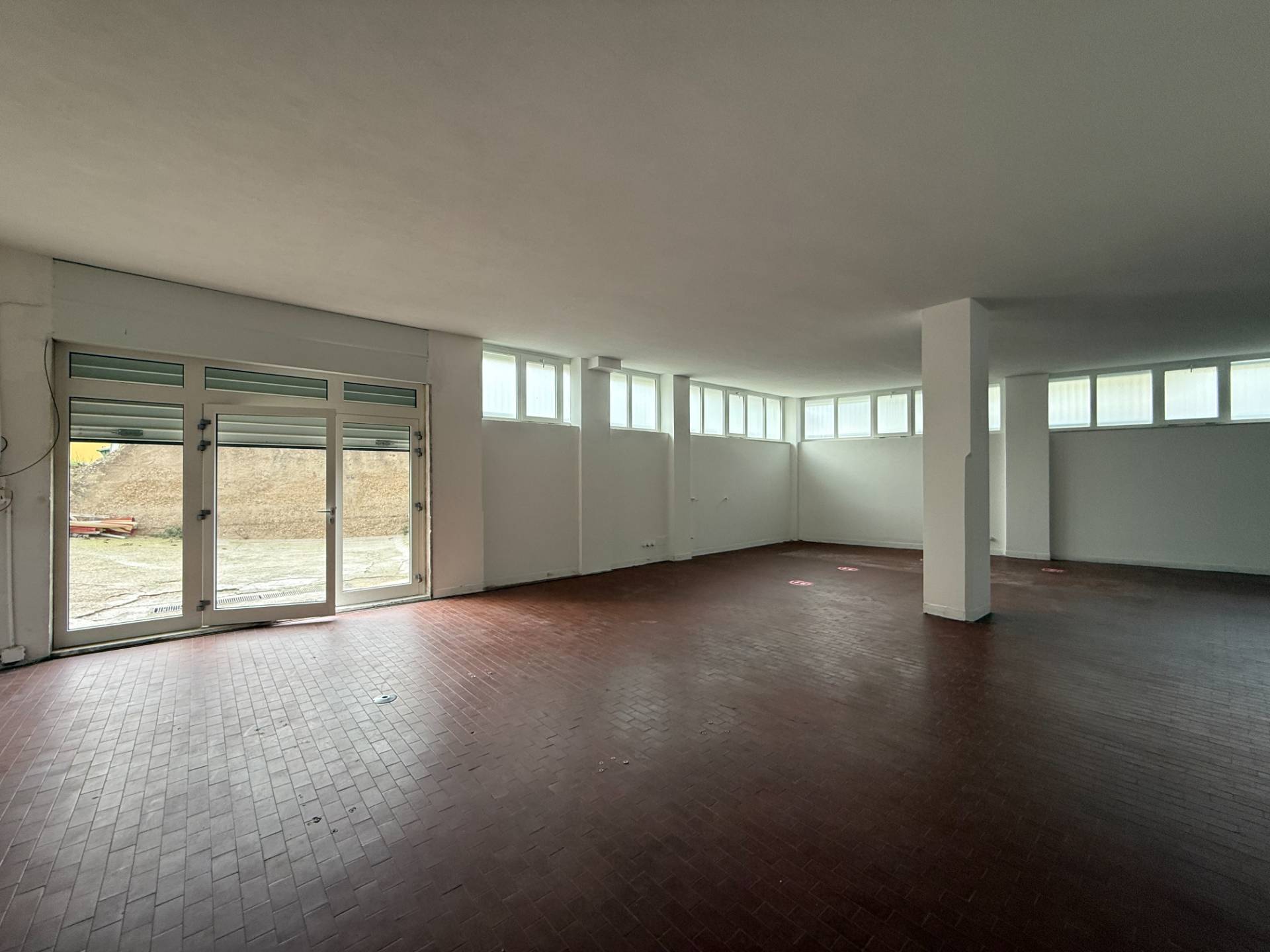 Locale commerciale in affitto a Ascoli Piceno, Borgo Solest