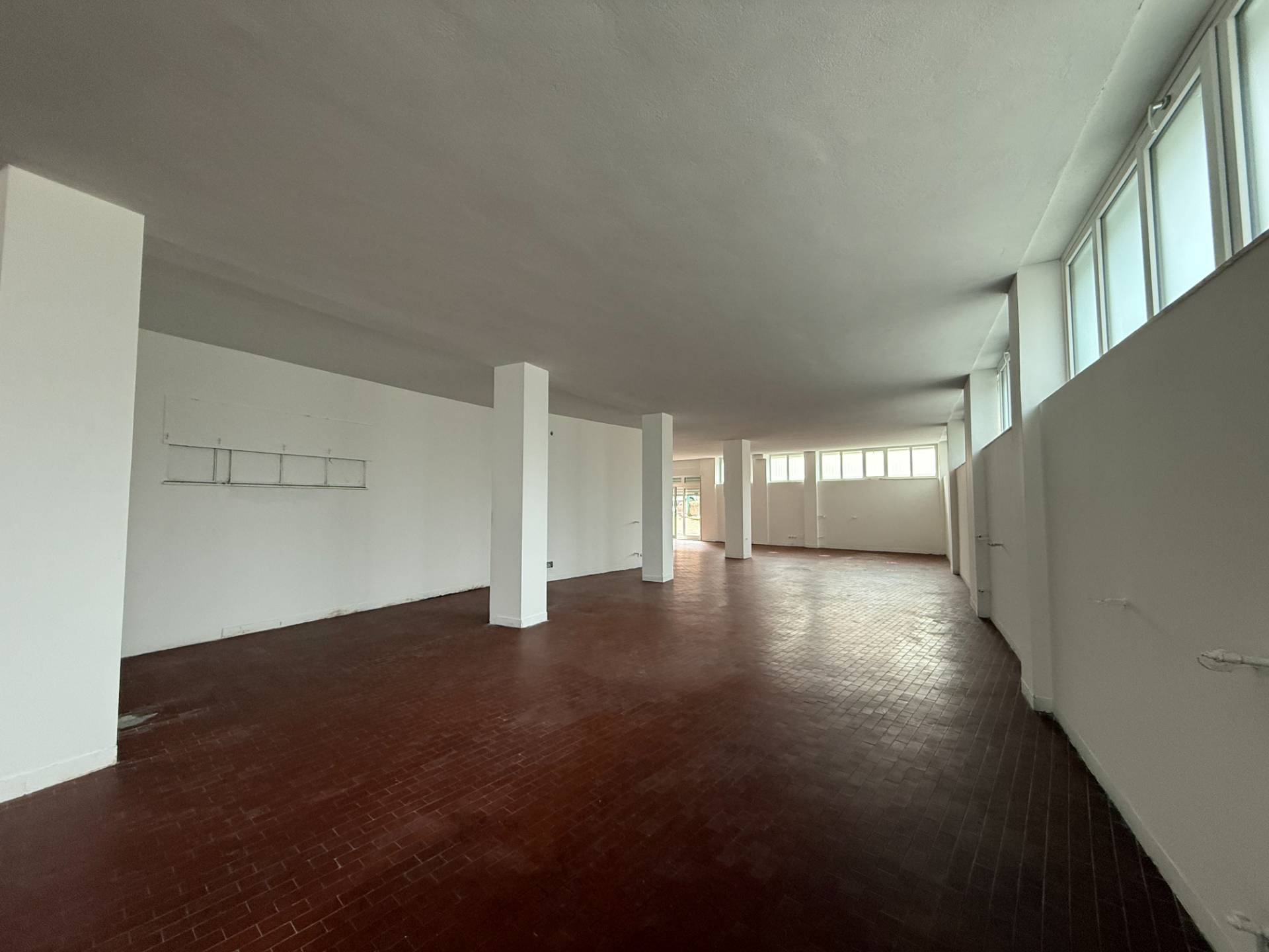 Locale commerciale in affitto a Ascoli Piceno, Borgo Solest