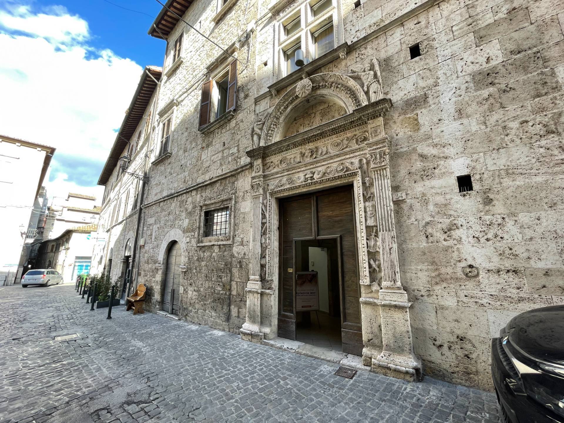 Locale commerciale in vendita a Ascoli Piceno, Centro Storico