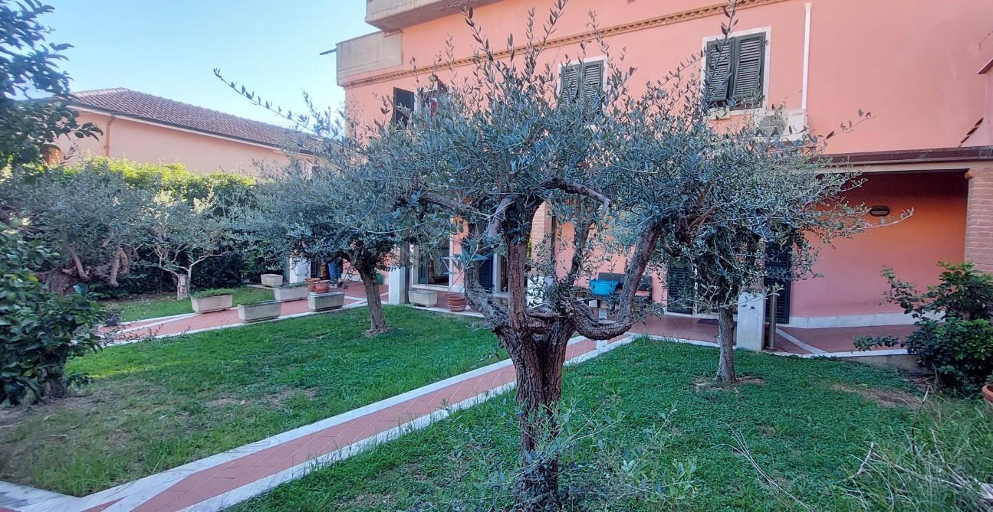 Casa indipendente con giardino, Carrara fossola