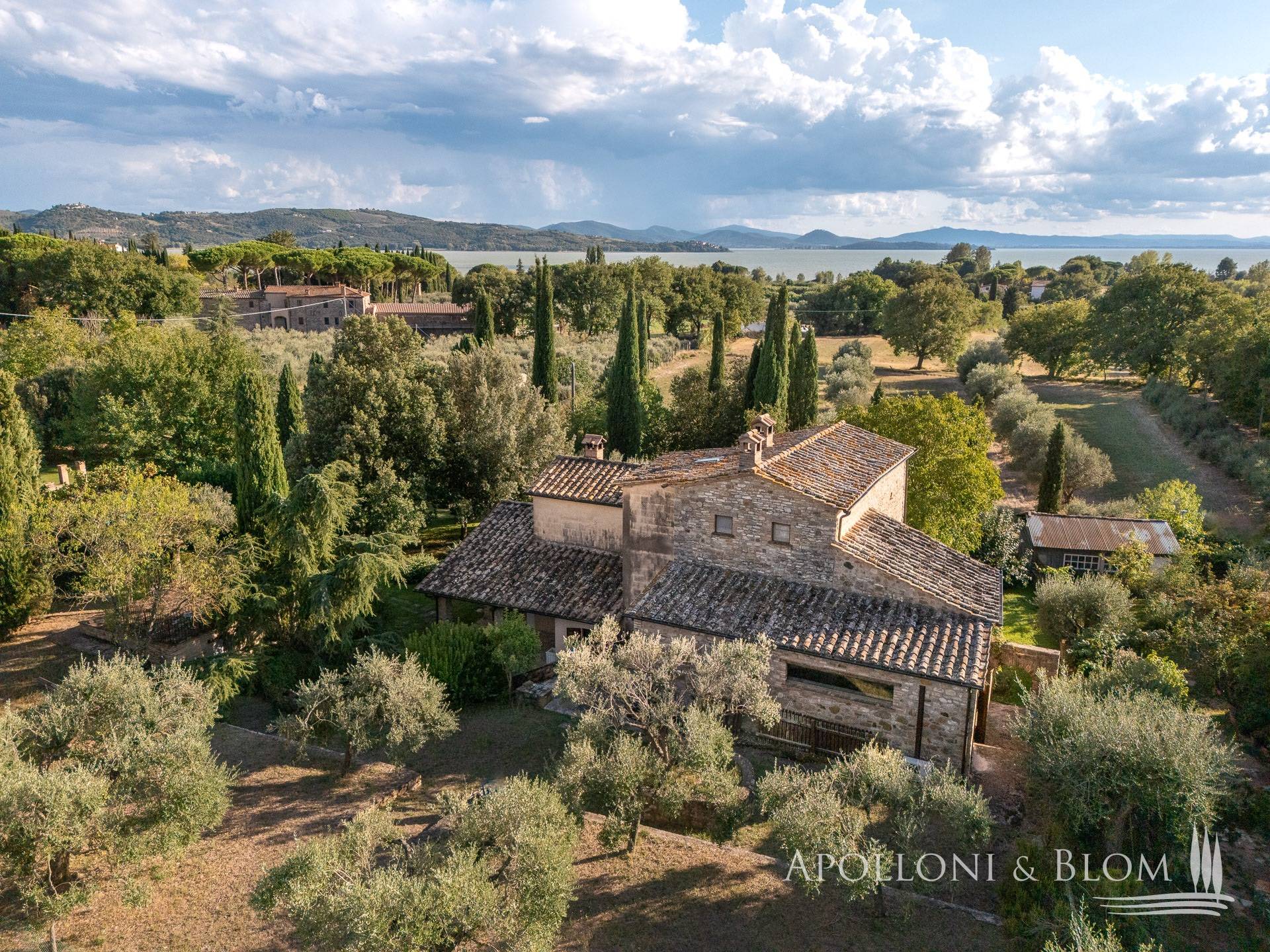 Rustico con terrazzo a Passignano sul Trasimeno