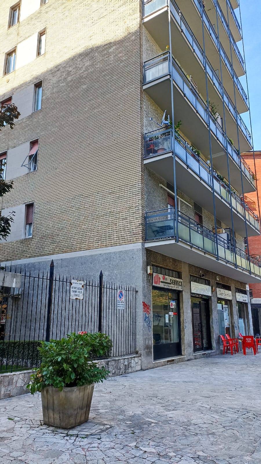 Locale commerciale in affitto a Milano, Lorenteggio