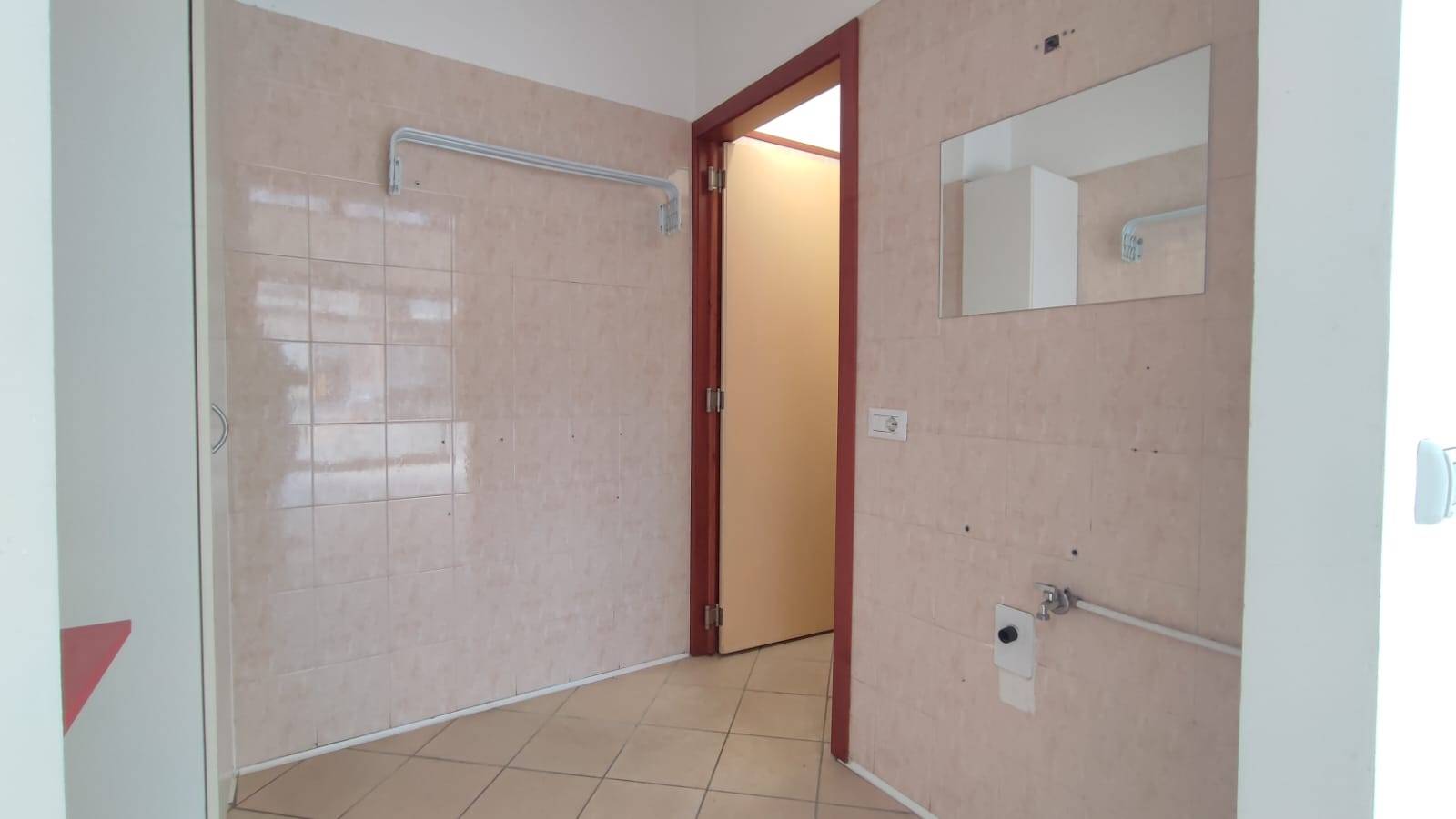 Locale commerciale in affitto a Milano, Lorenteggio