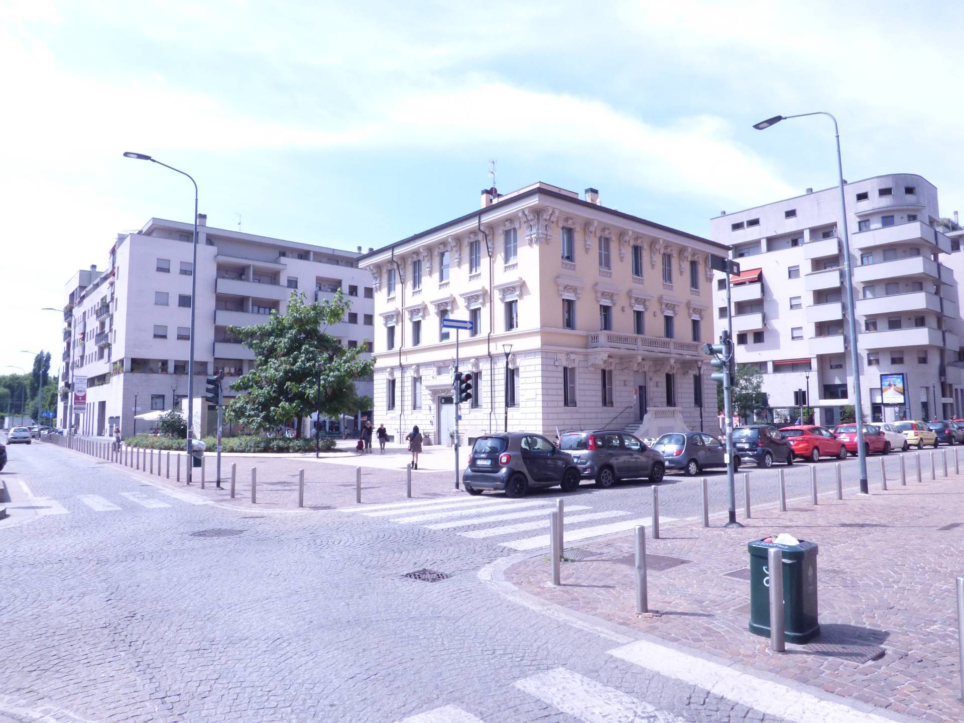 Locale commerciale in affitto a Milano, Lorenteggio