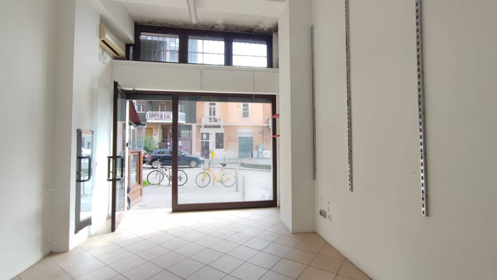 Locale commerciale in affitto a Milano, Lorenteggio