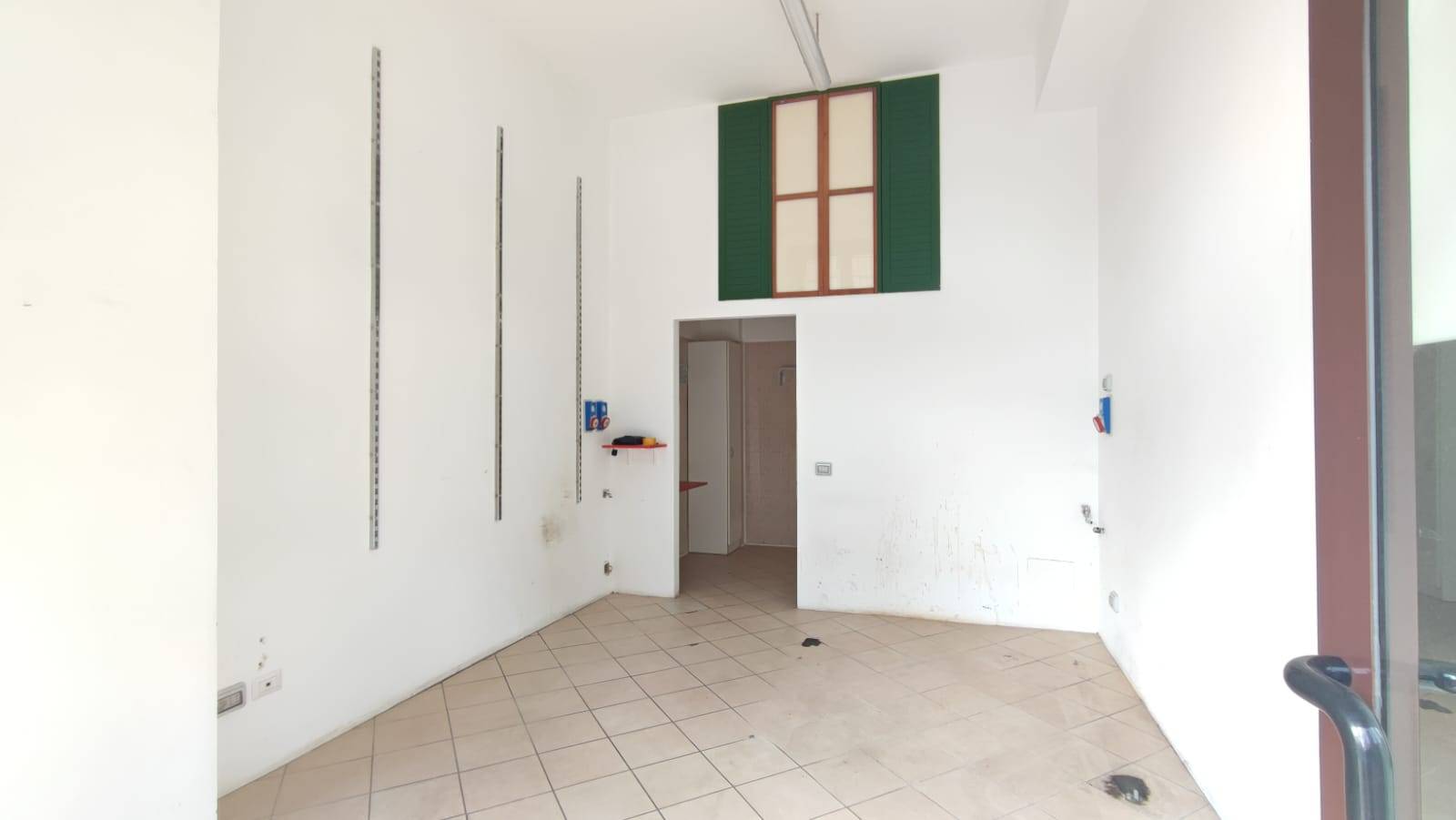 Locale commerciale in affitto a Milano, Lorenteggio