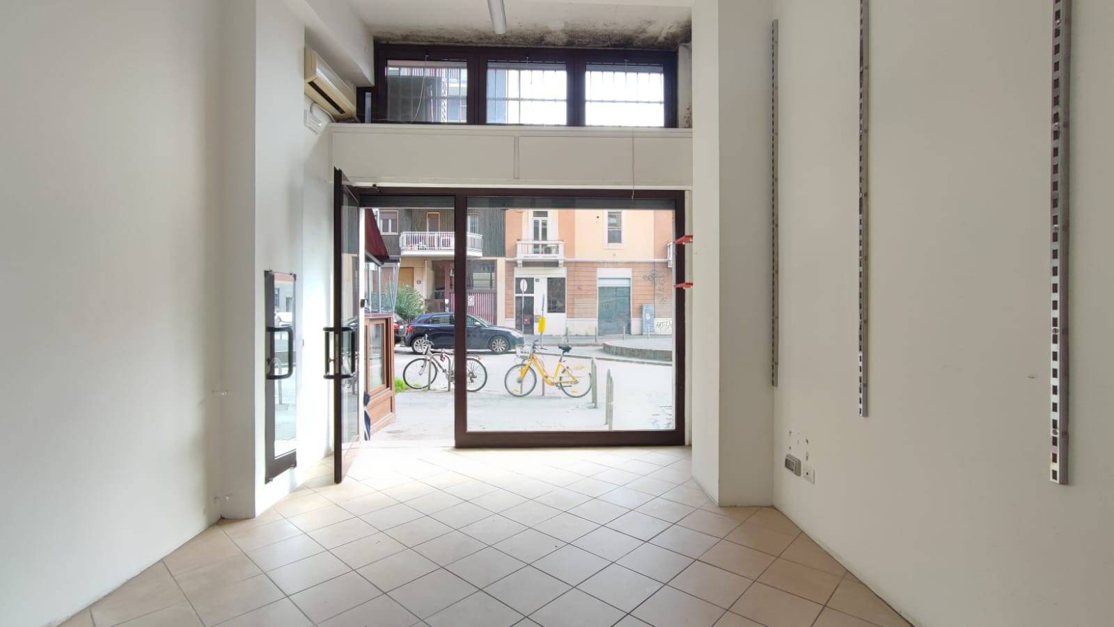 Locale commerciale in affitto a Milano, Lorenteggio