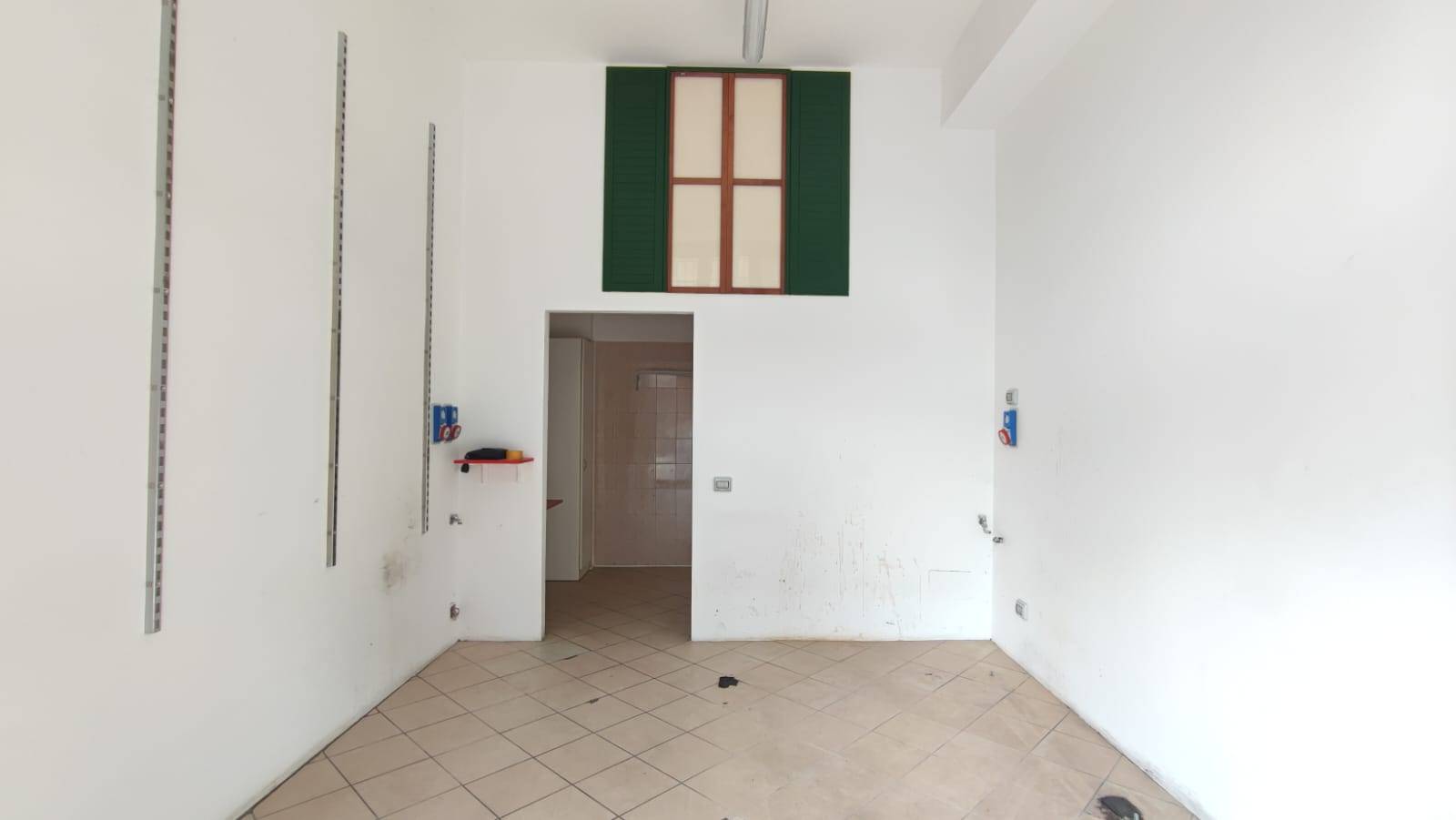 Locale commerciale in affitto a Milano, Lorenteggio