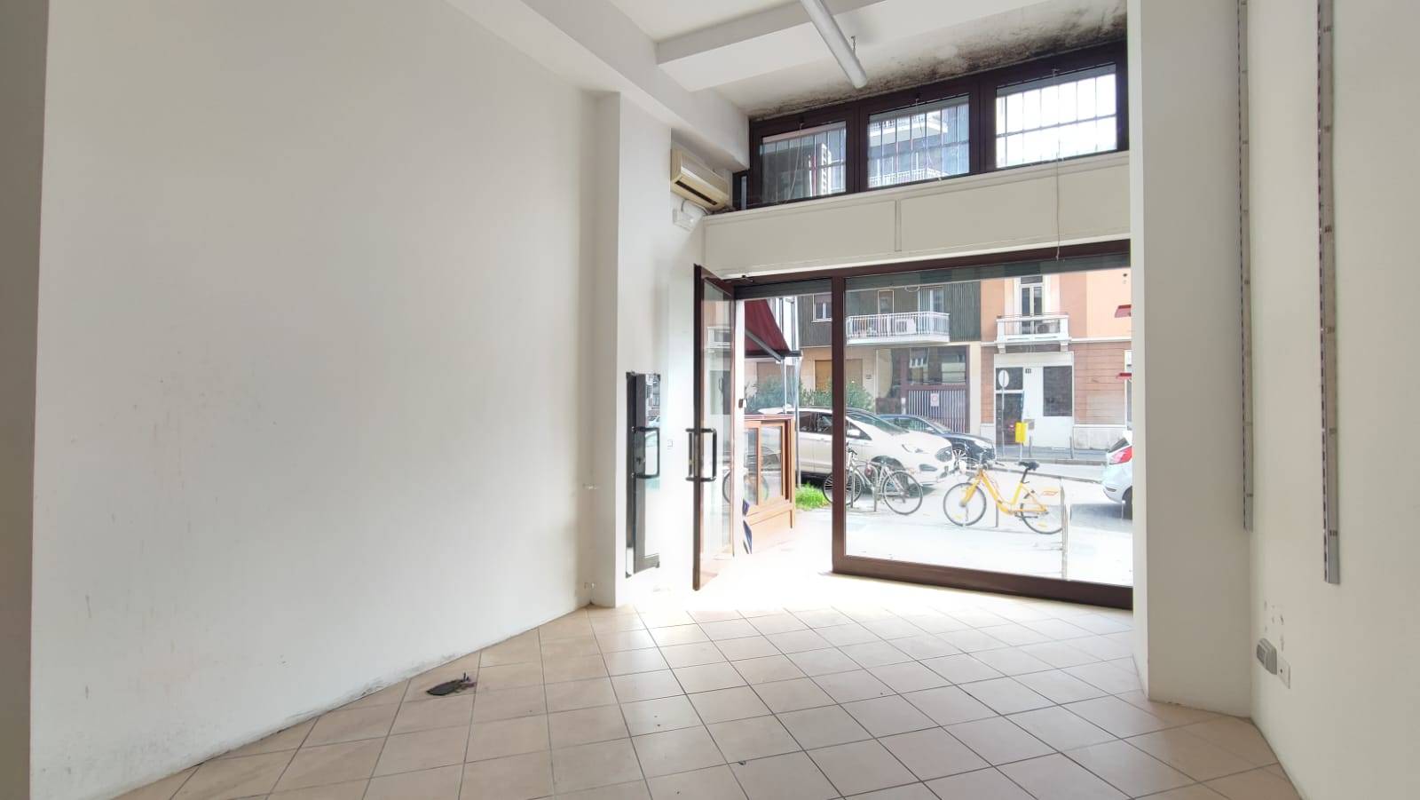 Locale commerciale in affitto a Milano, Lorenteggio