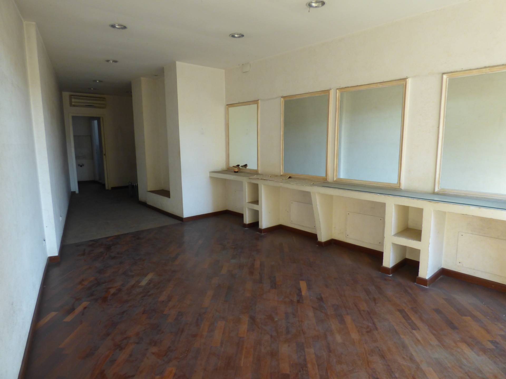 Locale commerciale in affitto a Roma, Garbatella