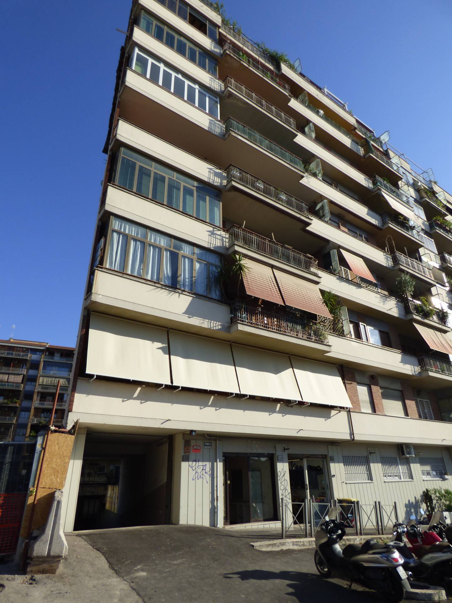 Locale commerciale in affitto a Roma, Garbatella