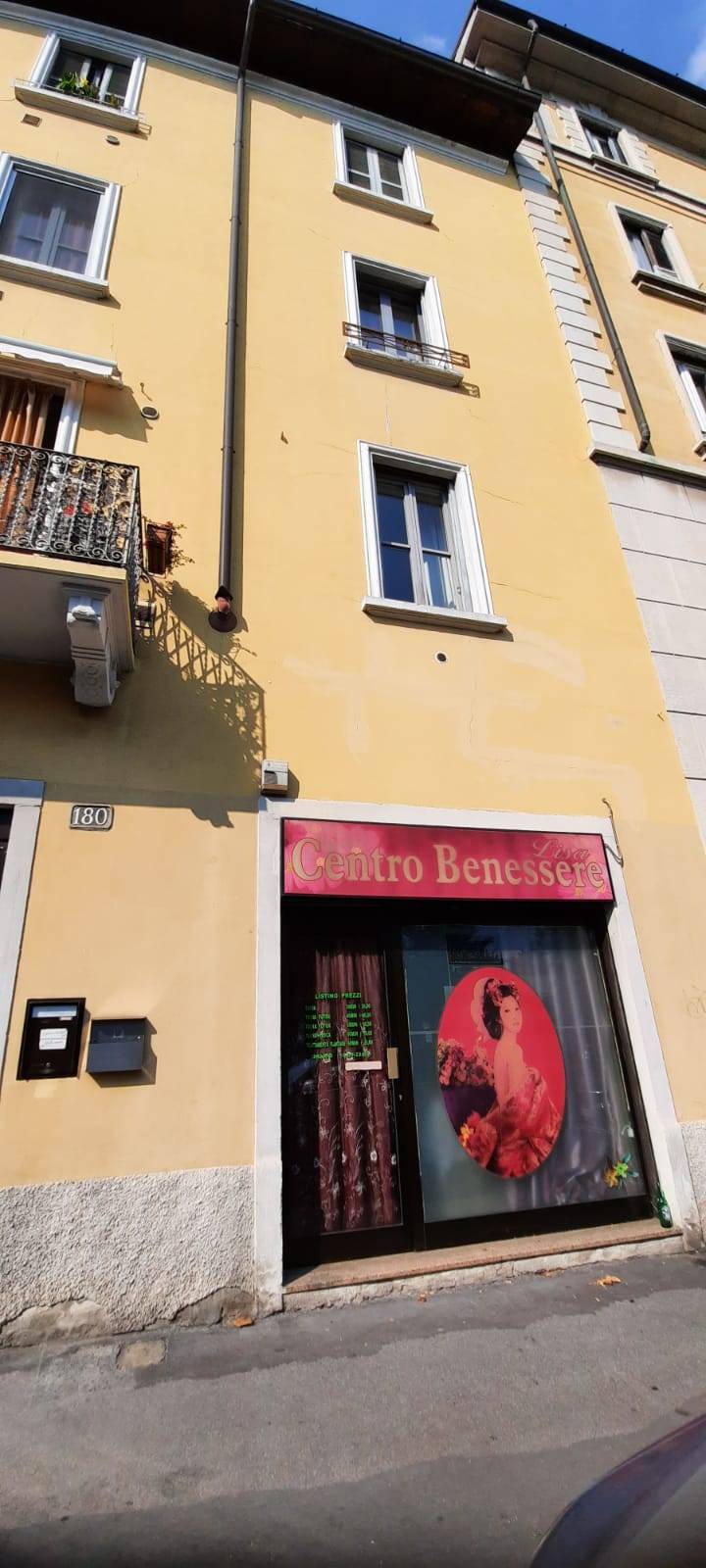 Locale commerciale in vendita a Milano