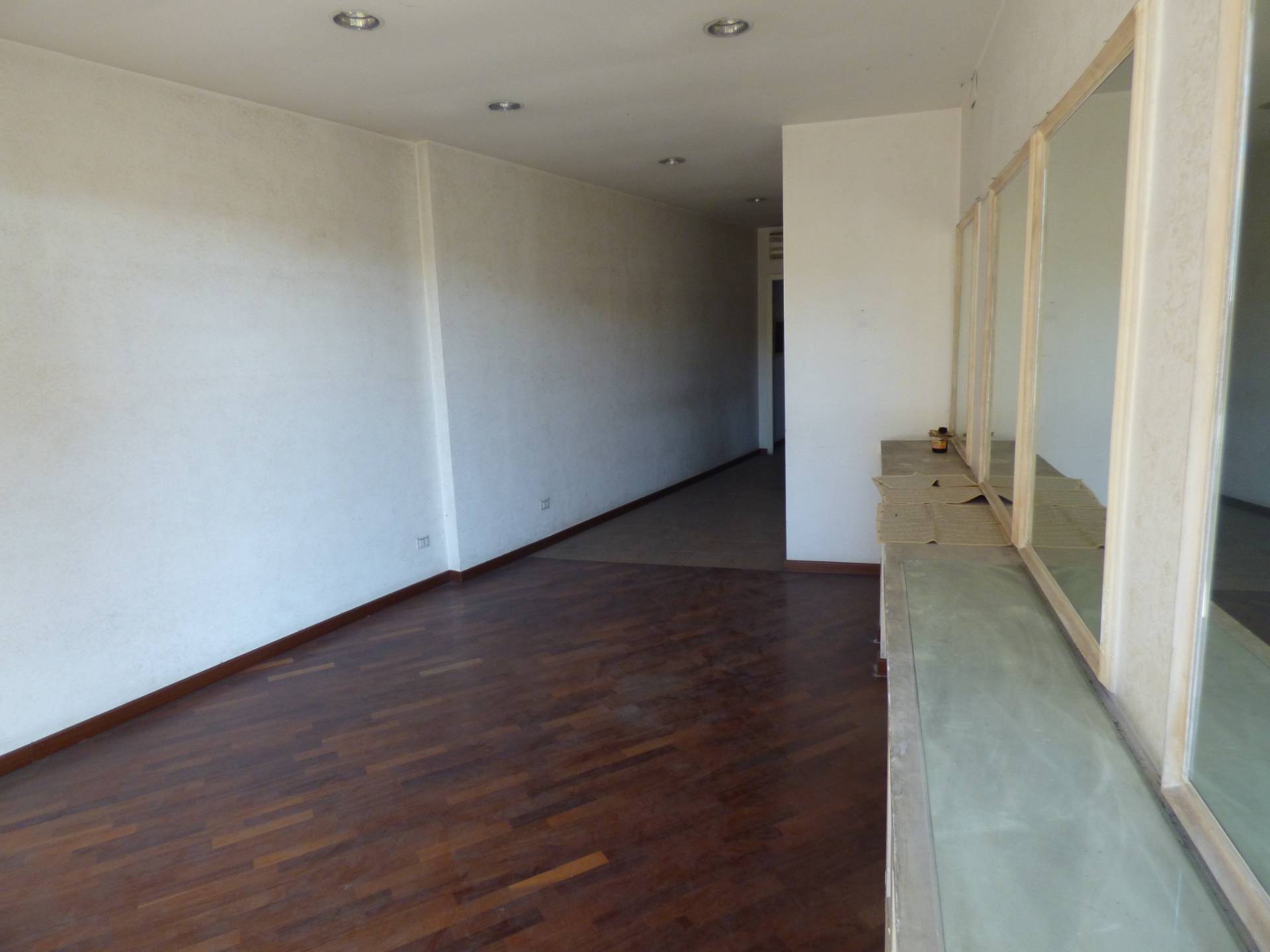 Locale commerciale in vendita a Roma, Garbatella