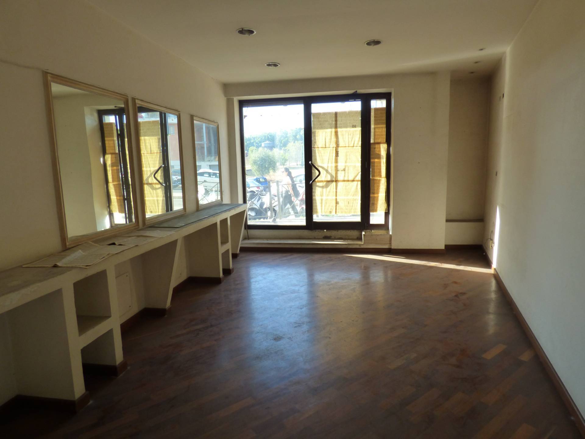 Locale commerciale in vendita a Roma, Garbatella