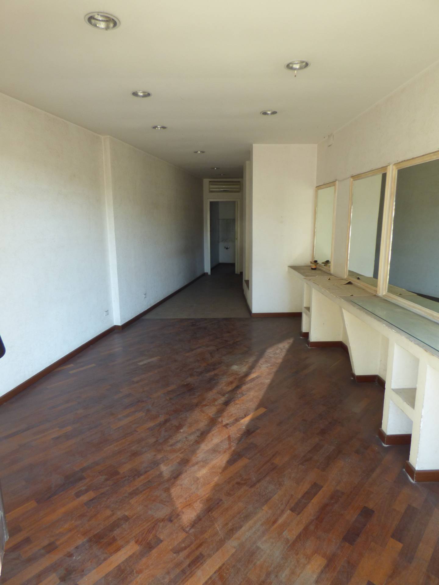 Locale commerciale in vendita a Roma, Garbatella