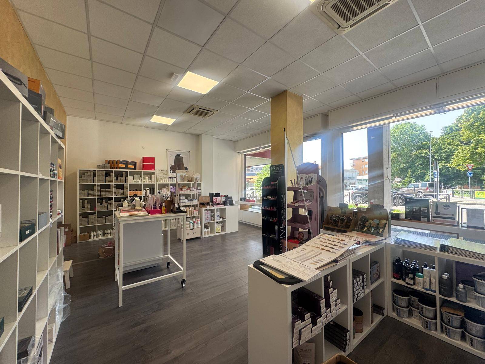 Locale commerciale in affitto a Cassano Magnago