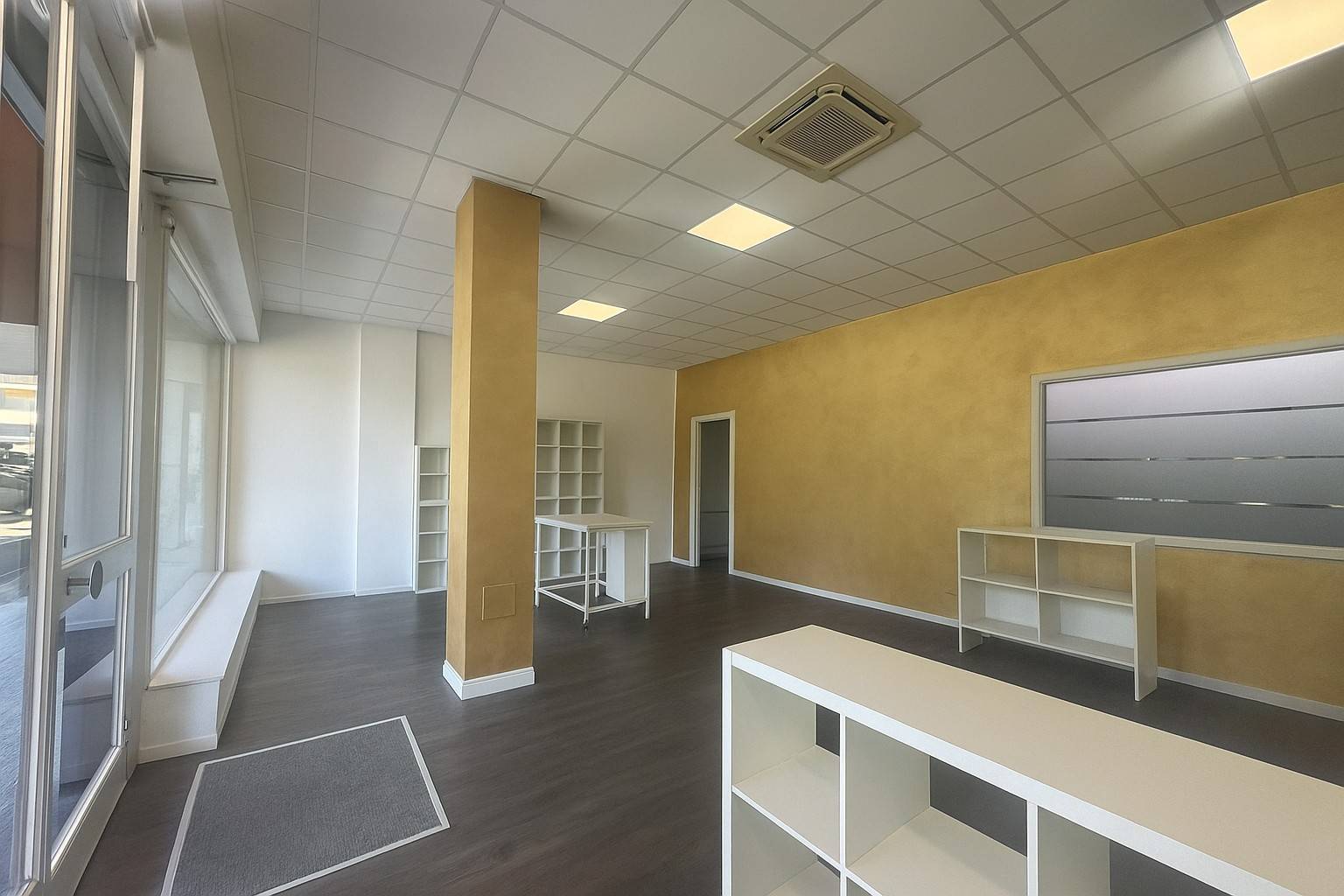 Locale commerciale in affitto a Cassano Magnago