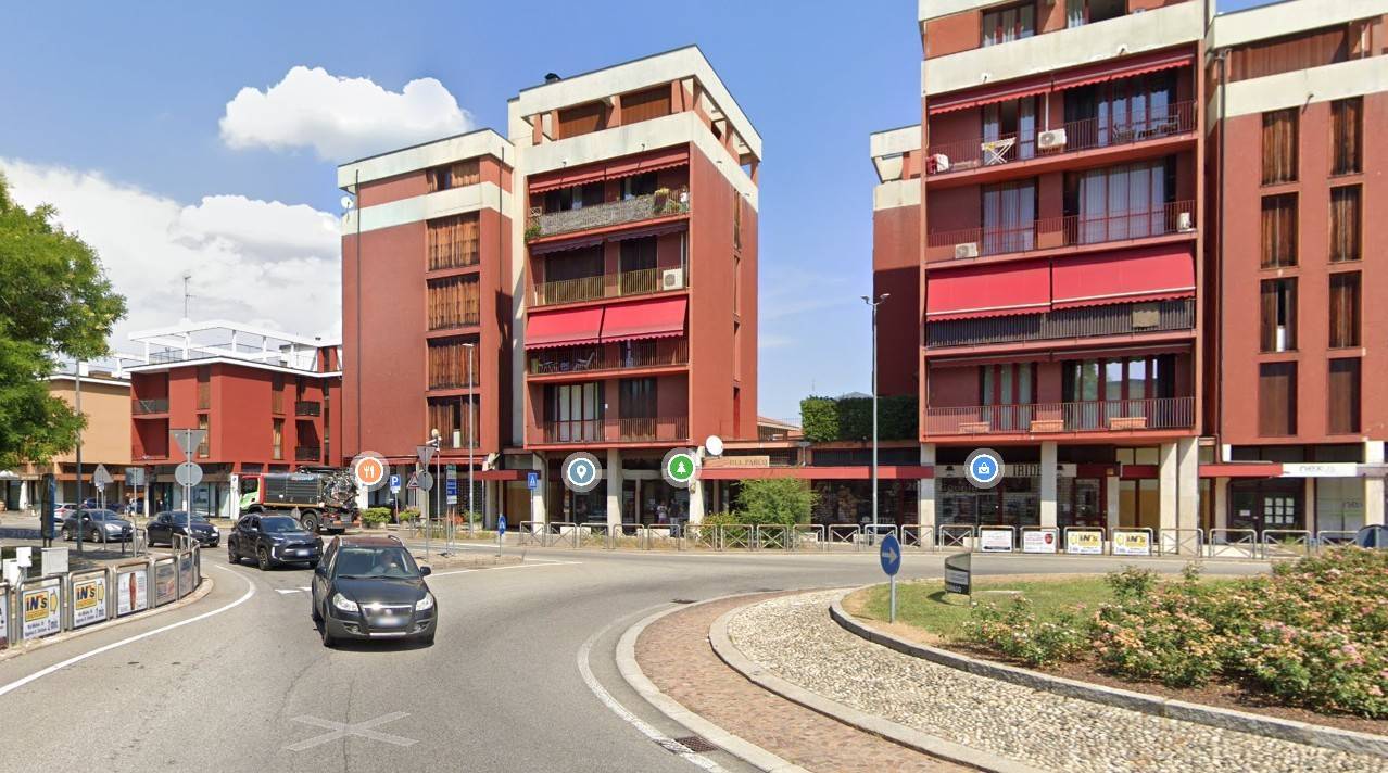 Locale commerciale in affitto a Cassano Magnago