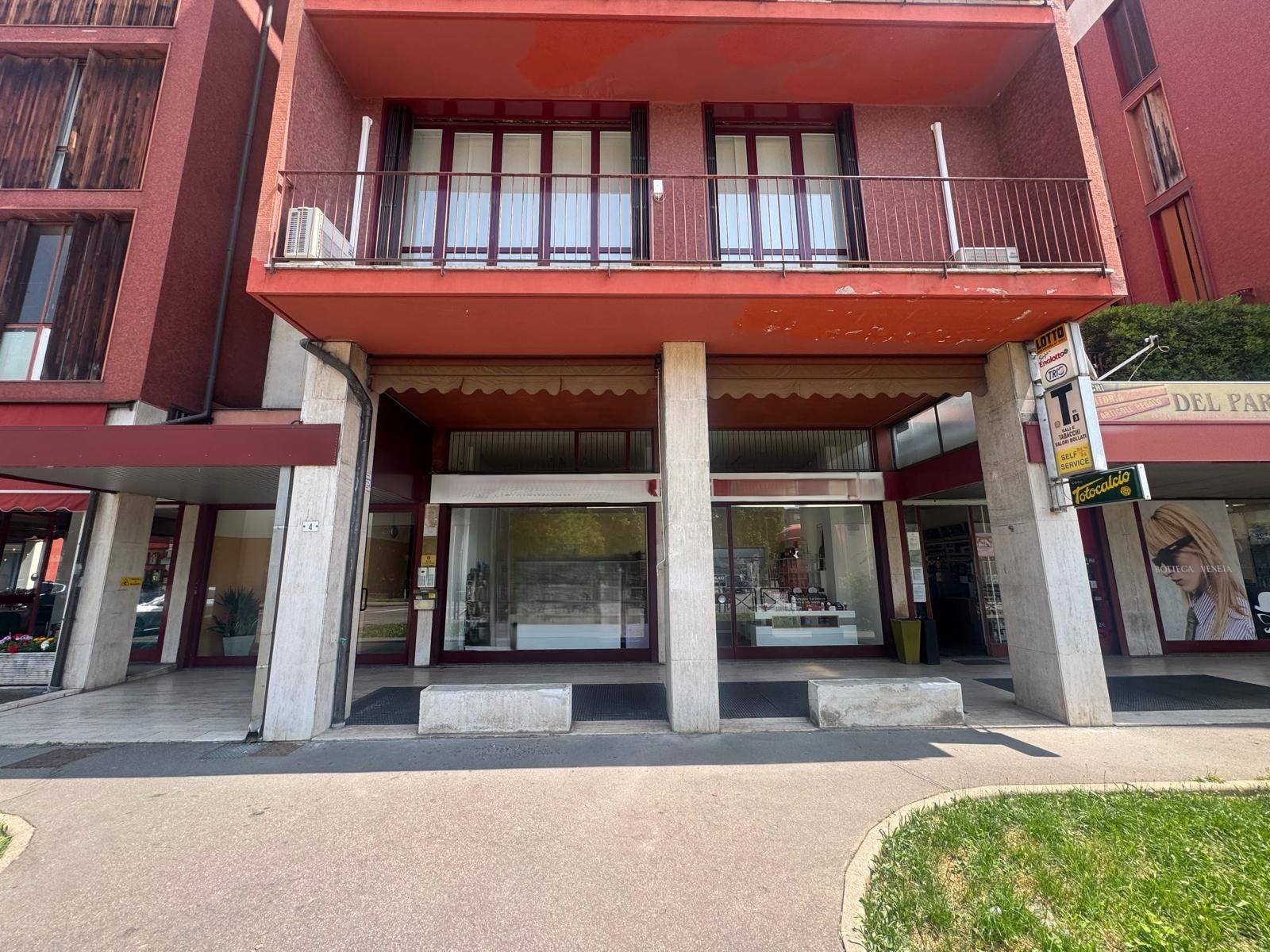 Locale commerciale in affitto a Cassano Magnago