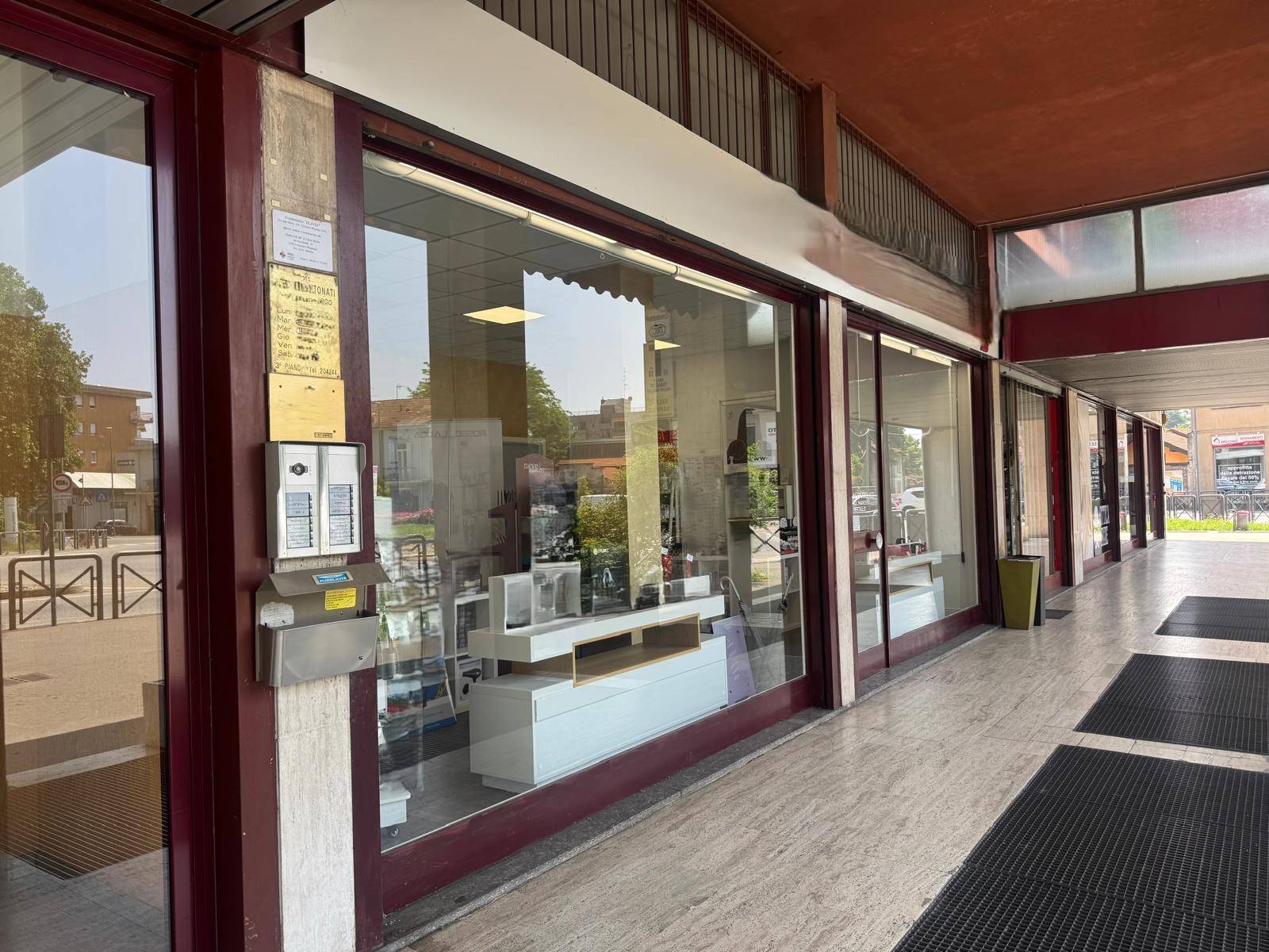 Locale commerciale in affitto a Cassano Magnago