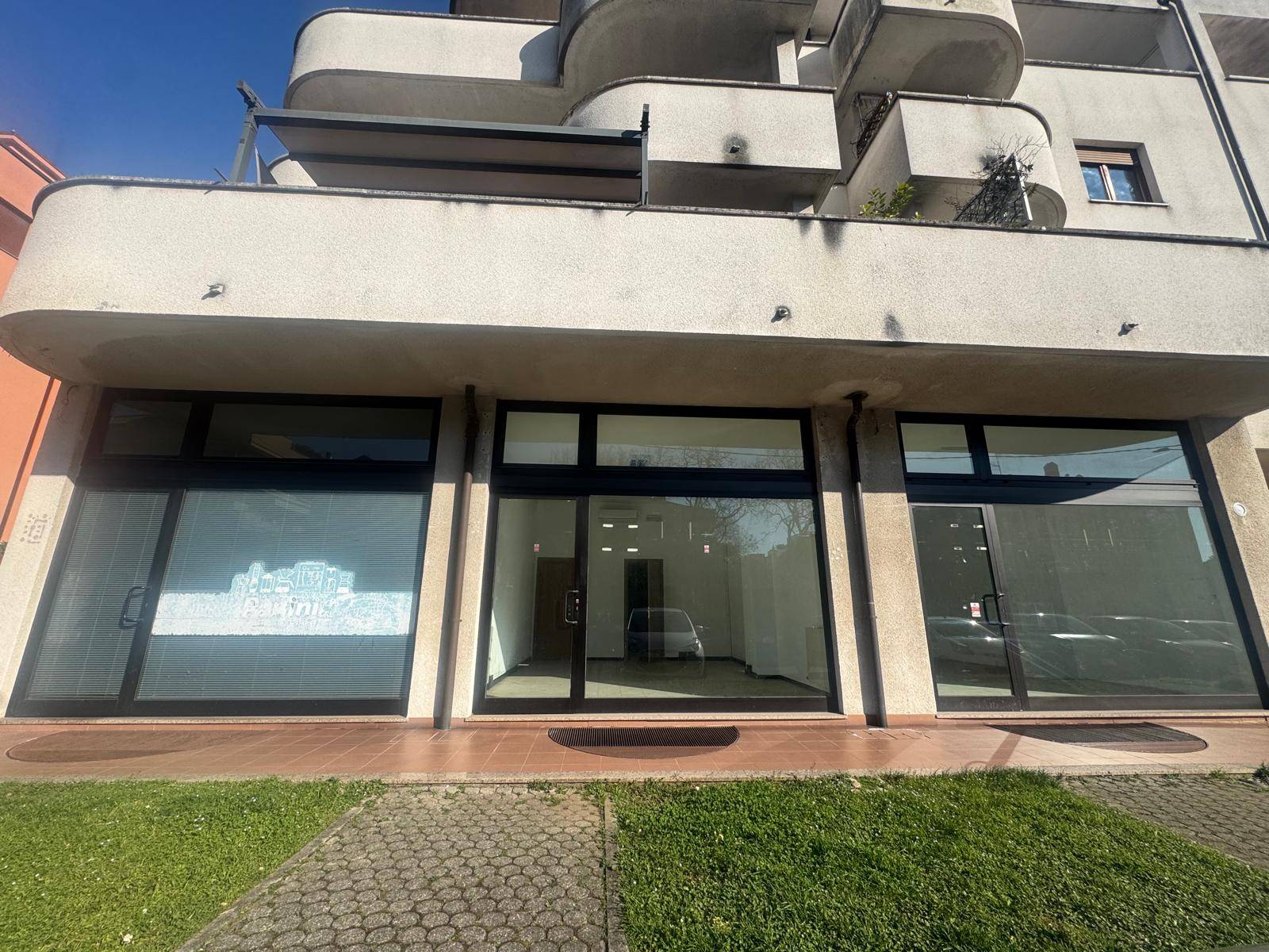 Locale commerciale in affitto a Cardano al Campo