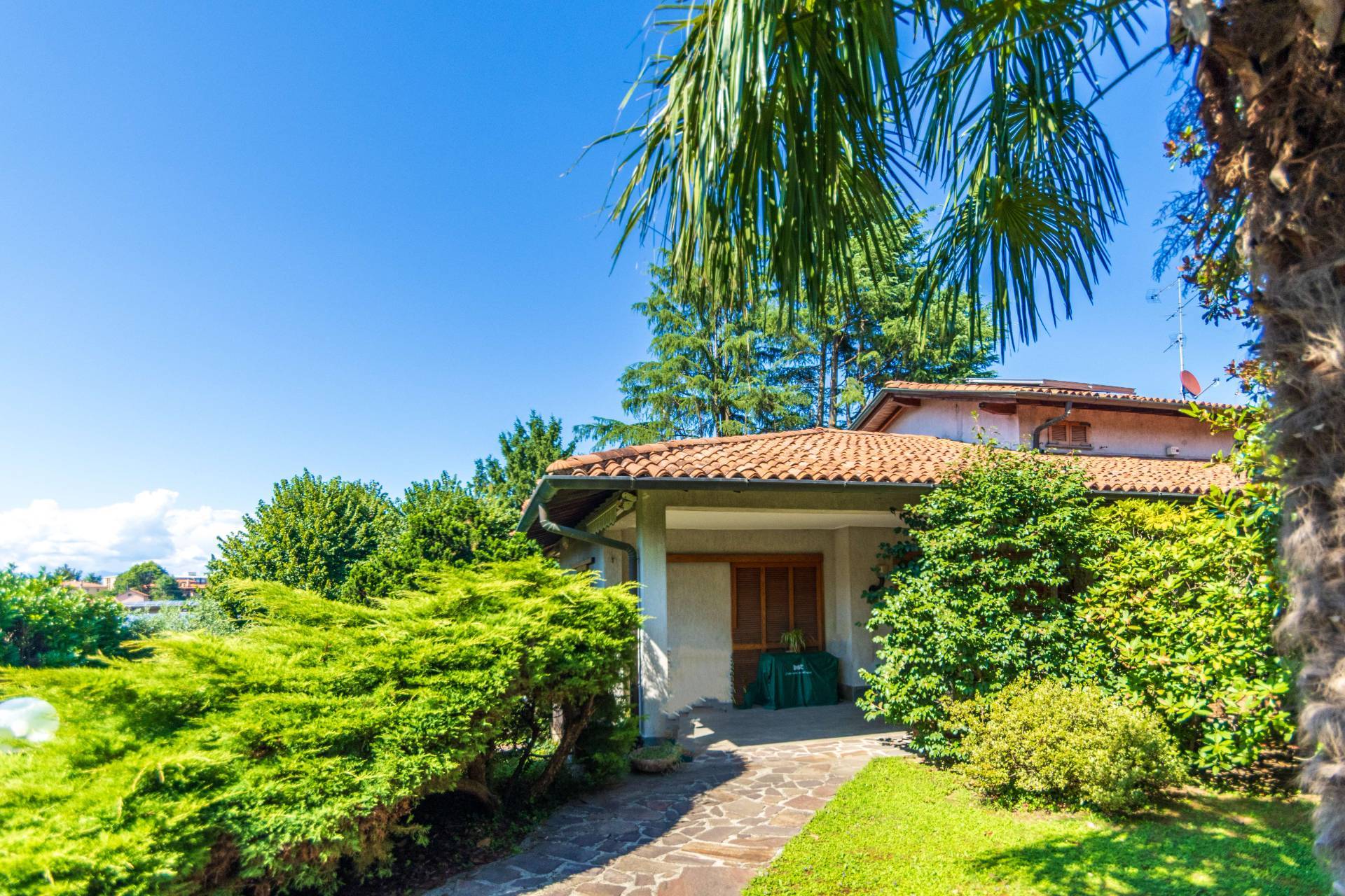 Villa Bifamiliare in vendita a Usmate Velate, Centrale