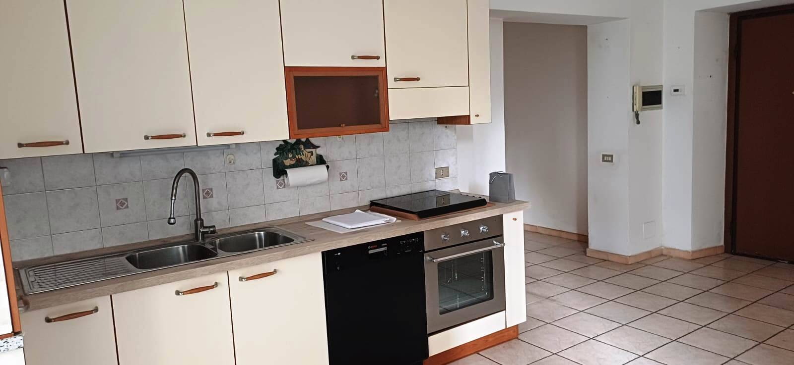 Appartamento in vendita a Cornate d'Adda, Centro Paese