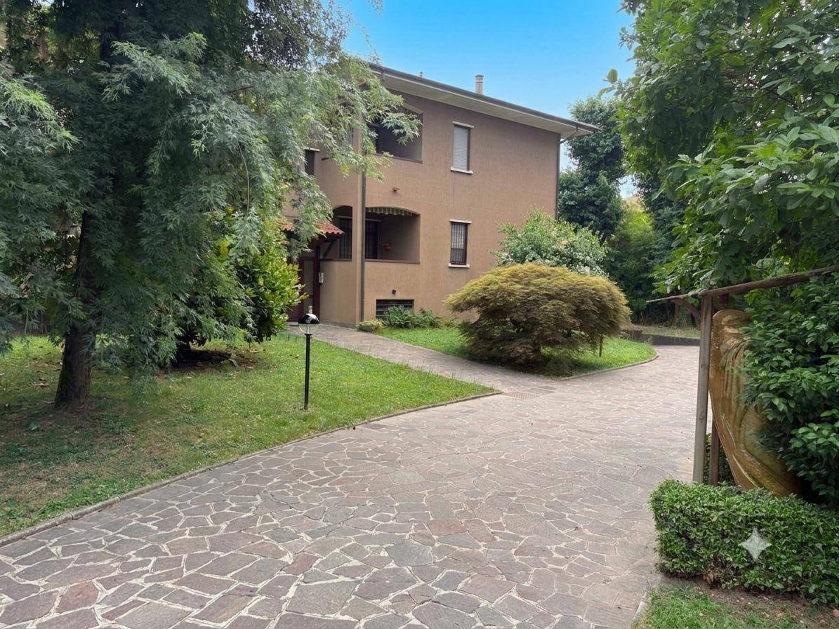 Appartamento in vendita a Cornate d'Adda, Centrale