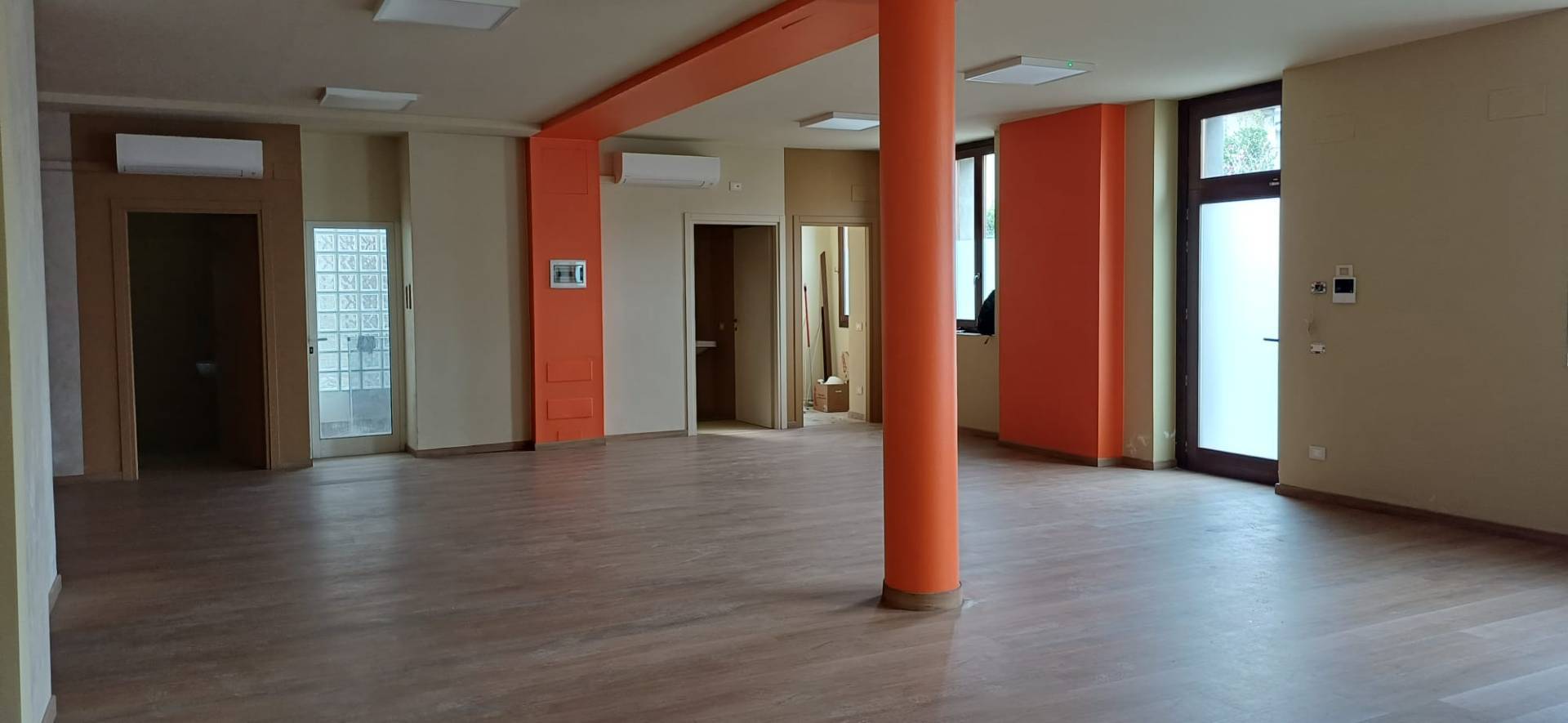 Struttura Commerciale in vendita a Bernareggio