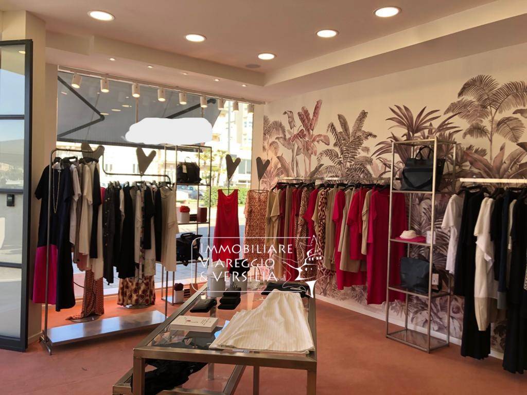Locale commerciale in vendita a Viareggio, Centro Mare