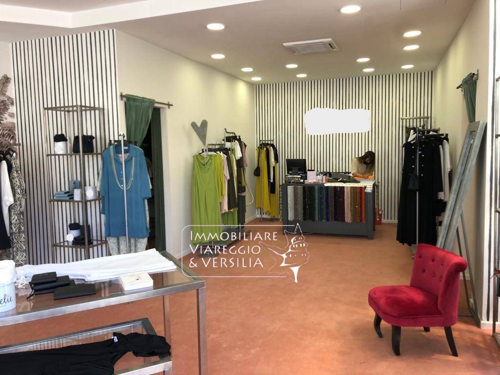 Locale commerciale in vendita a Viareggio, Centro Mare