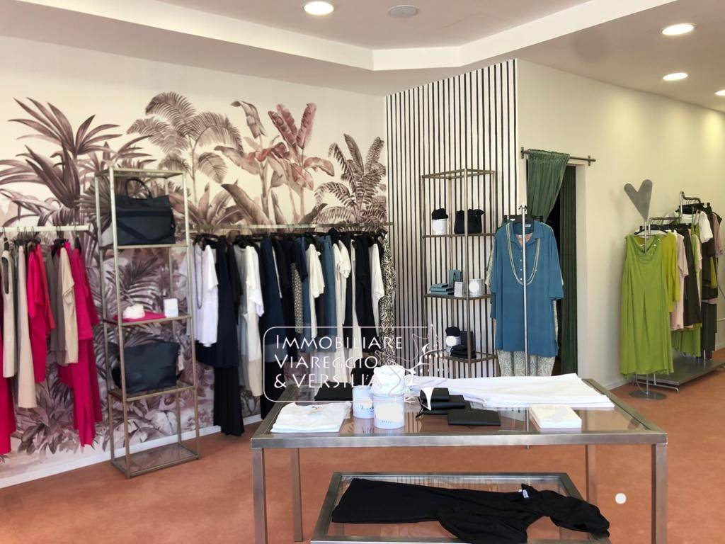 Locale commerciale in vendita a Viareggio, Centro Mare