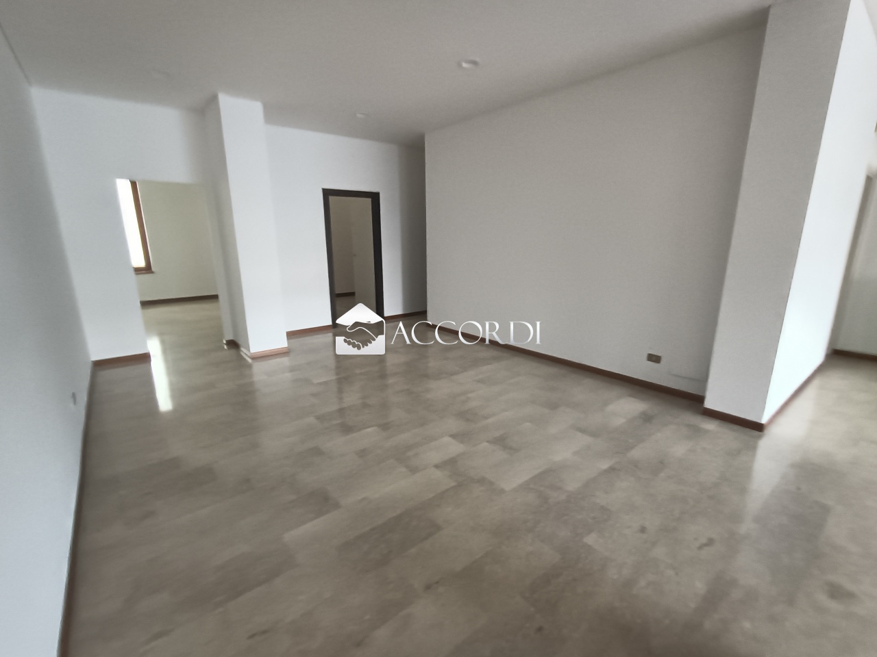 Negozio in affitto a Fonte