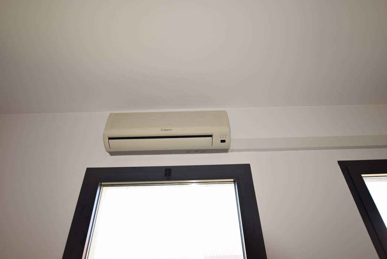 Locale commerciale in affitto a Caerano di San Marco