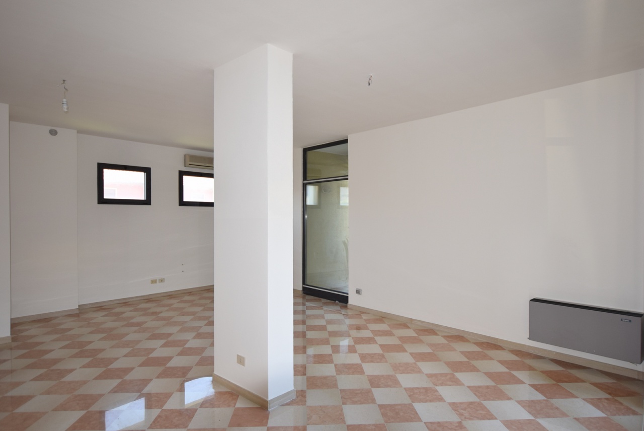 Locale commerciale in affitto a Caerano di San Marco