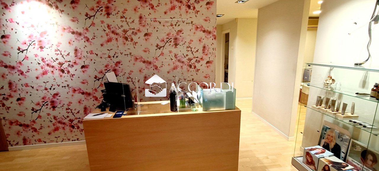 Negozio con terrazzo a Fonte