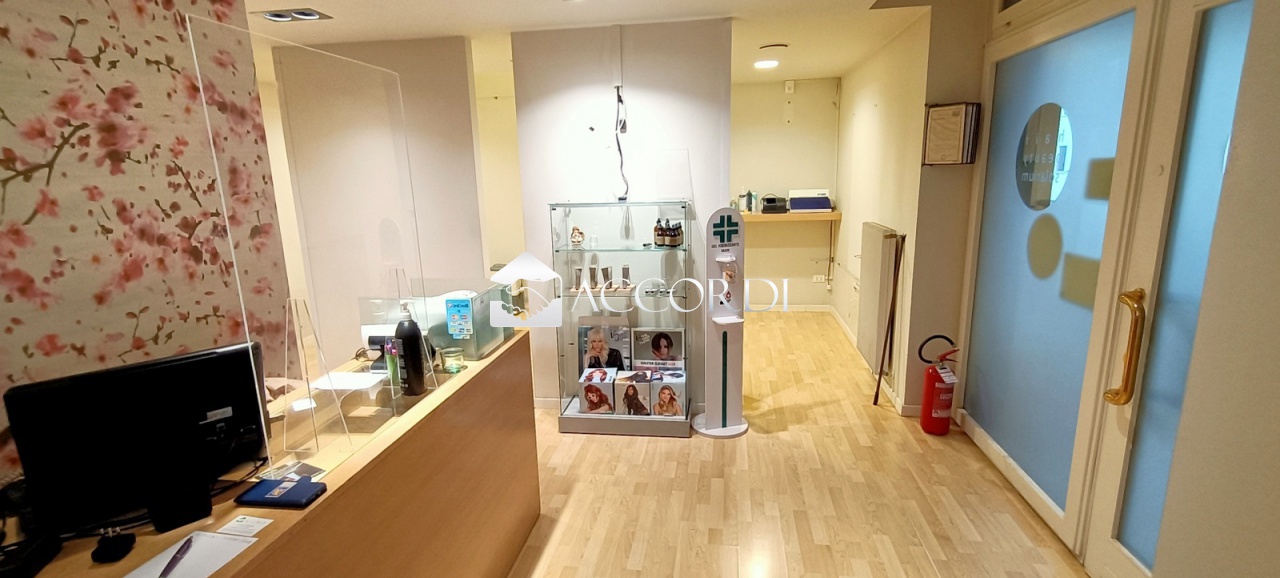 Negozio con terrazzo a Fonte