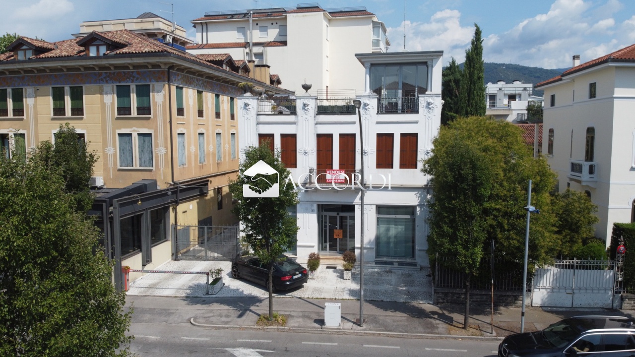 Stabile/Palazzo con giardino a Bassano del Grappa