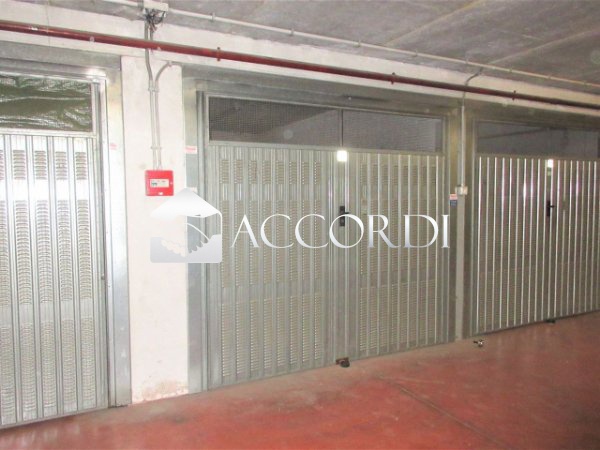 Posto auto coperto con box a Treviso
