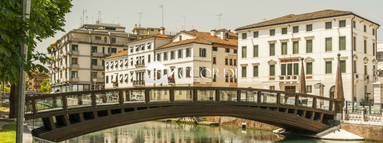 Posto auto coperto con box a Treviso