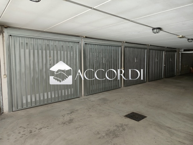 Posto auto coperto con box a Treviso