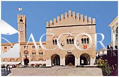 Posto auto coperto con box a Treviso