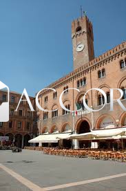 Posto auto coperto con box a Treviso