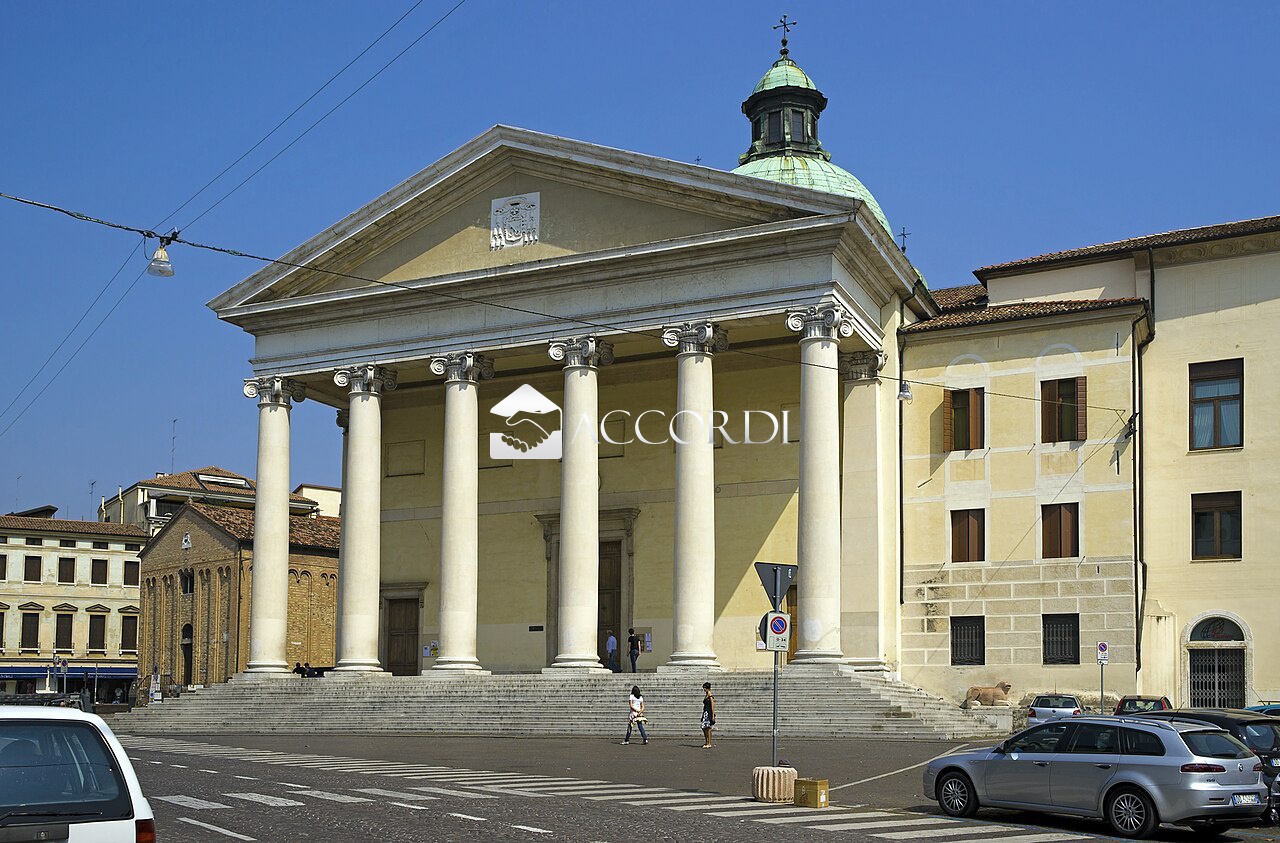 Posto auto coperto con box a Treviso