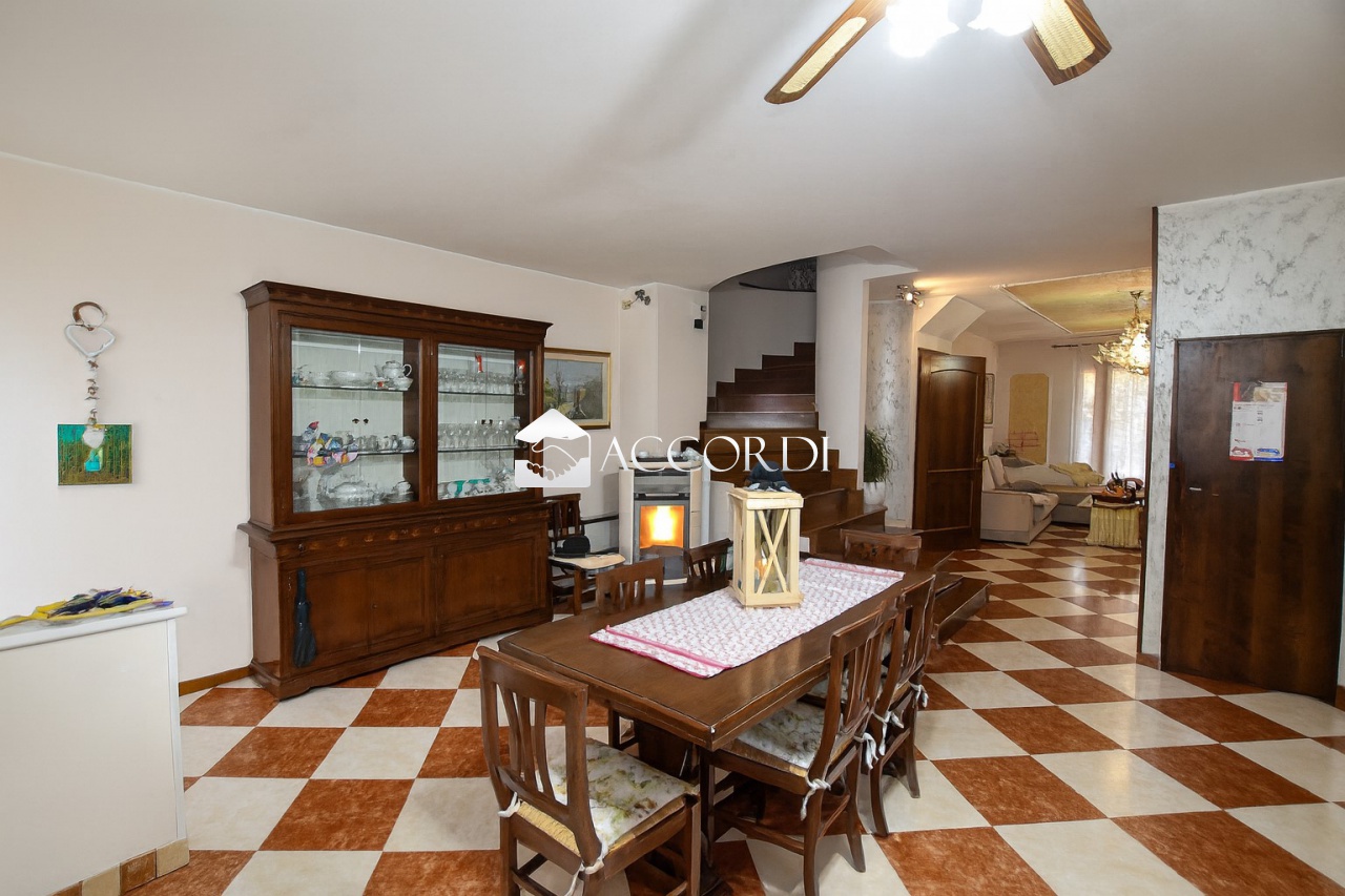 Villa con giardino a Caerano di San Marco